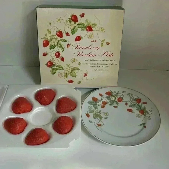 1979 Avon Canada strawberry porcelain  plate with 6 one ounce strawberry soaps - Picture 1 of 10